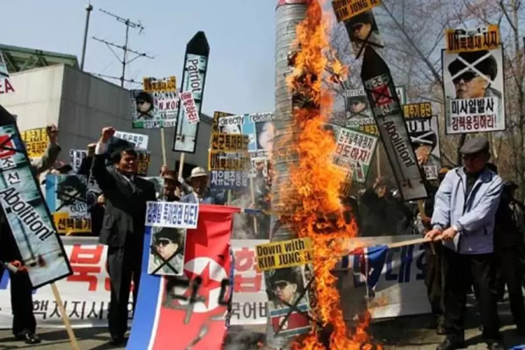 Sul-coreanos protestam contra o programa de mísseis da Coreia do Norte (Getty Images)
