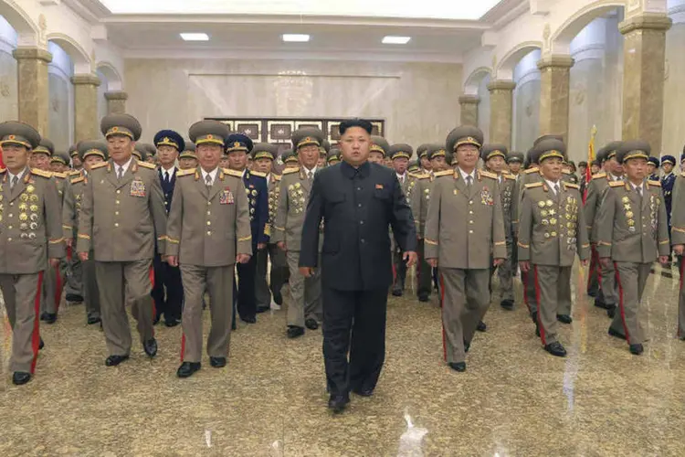 O líder norte-coreano Kim Jong-un (C), em julho de 2014: afastamento já dura um mês (KCNA/Reuters)