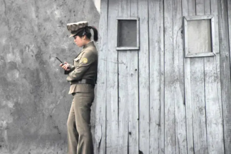 
	Um mulher soldado da Coreia do Norte: estima-se 2,5 milh&otilde;es de norte-coreanos tenham aparelhos celulares
 (REUTERS/Jacky Chen)
