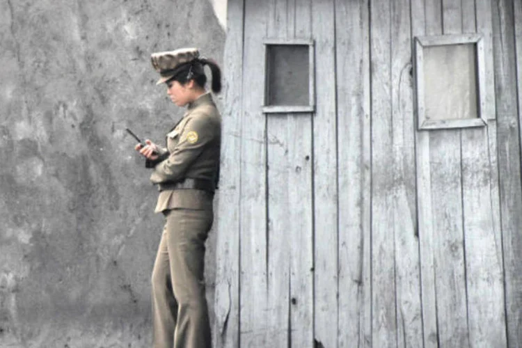 
	Um mulher soldado da Coreia do Norte: estima-se 2,5 milh&otilde;es de norte-coreanos tenham aparelhos celulares
 (REUTERS/Jacky Chen)