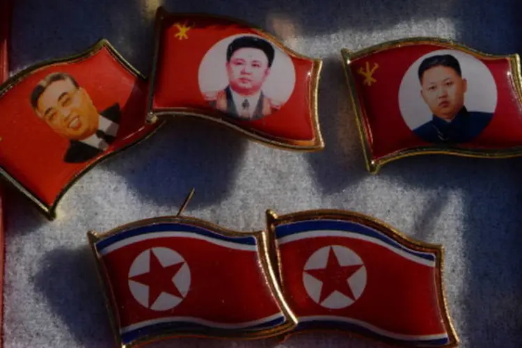 Broches de líderes norte-coreanos: ainda existe culto à personalidade de Kim Il-sung (AFP/Getty Images)