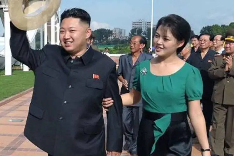 O líder norte-coreano, Kim Jong-Un, acompanhado de sua mulher, Ri Sol-Ju (Kns/AFP)