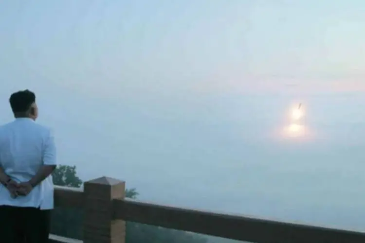 O ditador norte-coreano Kim Jong-Un observa o lançamento de um míssil (Reprodução/Twiiter)
