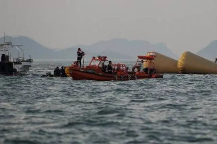 
	Equipes de resgate na costa de Jindo em 24 de abril: mais de 10 mergulhadores que participam na miss&atilde;o de recupera&ccedil;&atilde;o de corpos na balsa Sewol
 (Nicolas Asfouri/AFP)