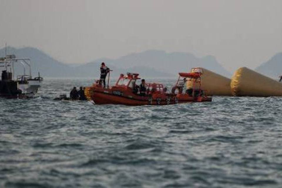 Mergulhador morre em resgate de balsa naufragada na Coreia