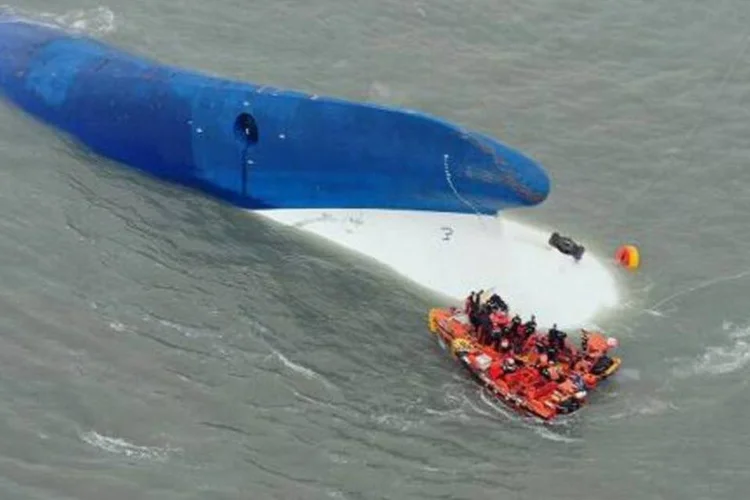 
	Guarda-costeira da Coreia do Sul busca sobreviventes do naufr&aacute;gio do Sewol
 (South Korea Coast Guard/AFP)