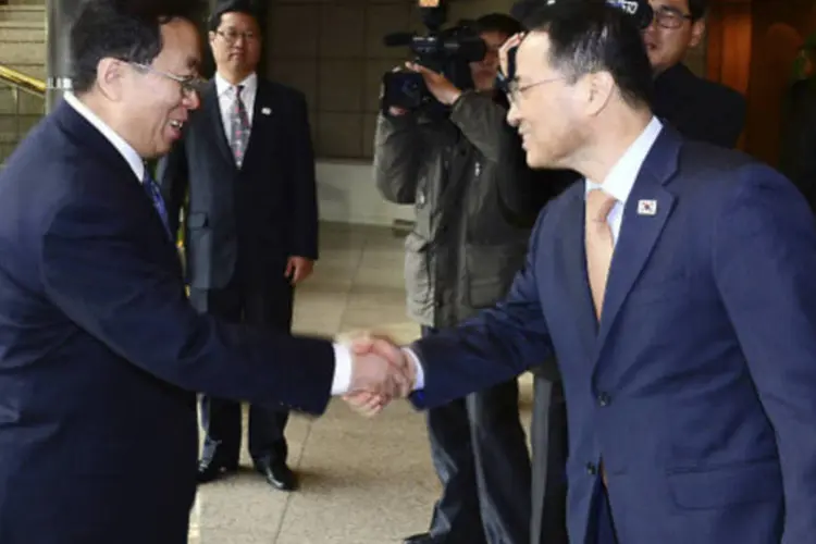 Representantes da Coreia do Norte (E) e da Coreia do Sul: países estabeleceram compromisso de realizar o programado encontro de famílias separadas (Unification Ministry/Yonhap /Reuters)