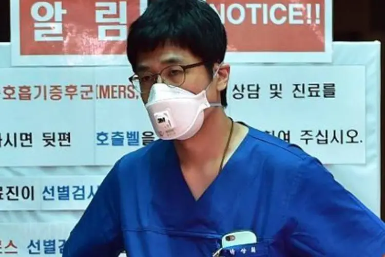 
	Enfermeiro sul-coreano com m&aacute;scara: O primeiro caso da doen&ccedil;a na Coreia do Sul foi detectado no dia 20 de maio
 (JUNG YEON-JE/AFP)