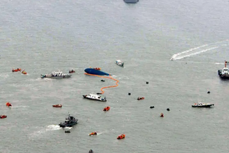 
	Opera&ccedil;&atilde;o de resgate na Coreia do Sul: capit&atilde;o &eacute; acusado pelas autoridades de&nbsp;&quot;assassinato por omiss&atilde;o&quot;&nbsp;por supostamente n&atilde;o evacuar o barco, deixando maioria dos passageiros presa
 (REUTERS/Yonhap)