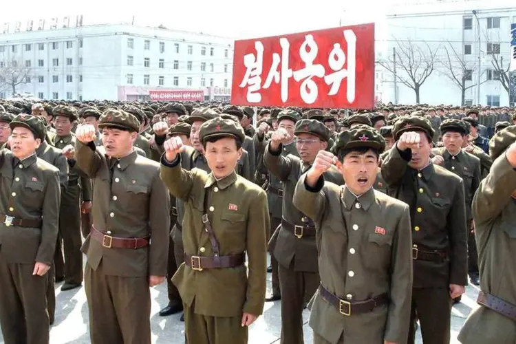 Norte-coreanos vão à comício contra os EUA e Coreia do Sul em Nampo, na Coreia do Norte: os especialistas não consideram que neste momento a Coreia do Norte tenha capacidade para atingir diretamente o território americano. (REUTERS/KCNA)