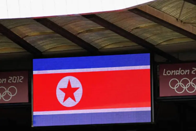 Bandeira da Coreia do Norte é exibida no telão após o erro (Stanley Chou/Getty Images)