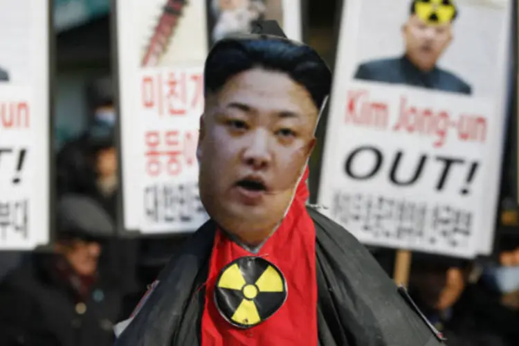 Imagem do líder norte-coreano, Kim Jong-un, é vista durante uma manifestação contra o teste nuclear do país, perto da embaixada dos EUA no centro de Seul, na Coreia do Sul (REUTERS / Kim Hong-J)