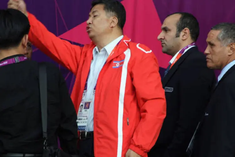 Membro da delegação da Coreia do Norte reclama de bandeira trocada em erro diplomático recente nas Olimpíadas de Londres: tensão marca os 59anos  do fim da Guerra da Coreia (Stanley Chou/Getty Images)