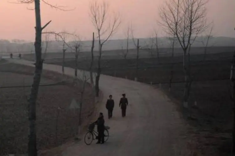 Pessoas caminham na Coreia do Norte: a fome deixou centenas de milhares de mortos nos anos 1990 no país (Pedro Ugarte/AFP)