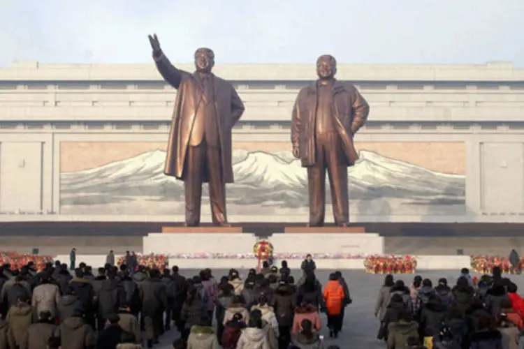 
	Na Coreia do Norte, est&aacute;tuas do pai de Kim, Kim Il Sung, e do tamb&eacute;m ex-l&iacute;der &nbsp;Kim Jong Il na Colina de Mansudae, em Pyongyang
 (Divulgação/KCNA)