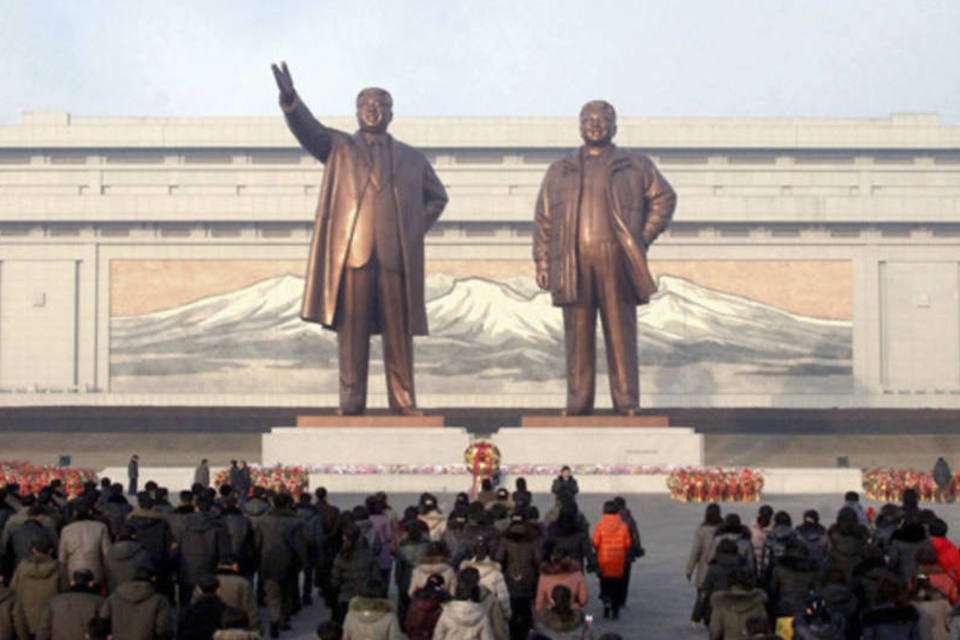 Kim Jong-un homenageia pai em dia de aniversário