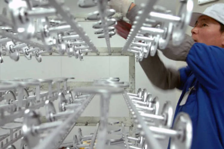 
	Fabrica de embalagens: nos seis primeiros meses deste ano, apenas em junho houve crescimento, de 0,99% na produ&ccedil;&atilde;o
 (Seokyong Lee/Bloomberg News)