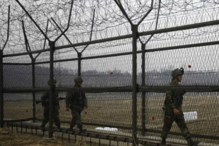 
	Soldado sul-coreano patrulha cerca pr&oacute;ximo &agrave; zona desmilitarizada: o ambiente de elevada tens&atilde;o reina na pen&iacute;nsula da Coreia desde o in&iacute;cio do m&ecirc;s
 (REUTERS / Kim Hong-Ji)