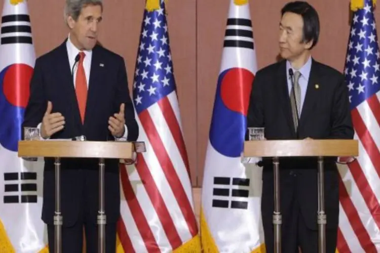 Secretário de defesa dos Estados Unidos (à esquerda) em visita à Coreia do Sul (Getty Images)
