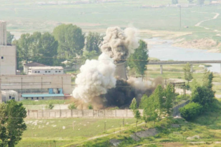 
	Torre da usina nuclear norte-coreana de Yongbyon &eacute; demolida em 27 de junho, 2008: a constru&ccedil;&atilde;o &eacute; da d&eacute;cada de 1950
 (REUTERS / Kyodo)
