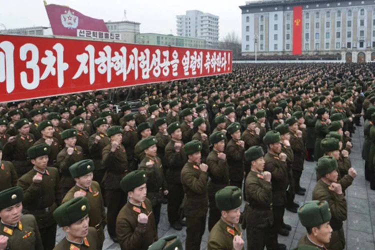 
	Soldados celebram terceiro teste nuclear: ap&oacute;s o teste, o pa&iacute;s passou a ser alvo de rep&uacute;dio global e sofreu uma severa advert&ecirc;ncia dos EUA, que consideraram como uma amea&ccedil;a e uma provoca&ccedil;&atilde;o
 (KCNA/Reuters)