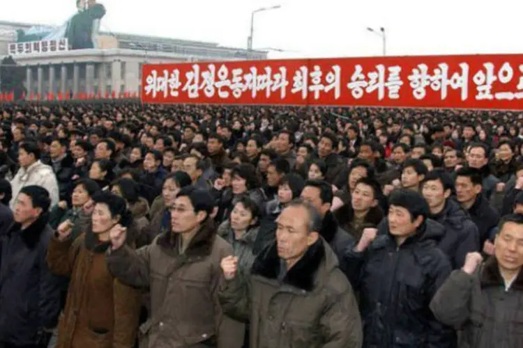 Mais de 100,000 pessoas participam de um ato em Pyongyang, 14 de fevereiro de 2013 (AFP)