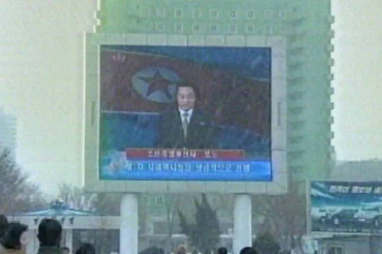 
	Norte-coreanos acompanham o an&uacute;ncio do teste nuclear do pa&iacute;s: a Coreia do Norte, al&eacute;m do teste realizado ontem, tamb&eacute;m aludiu &agrave; possibilidade de novas&nbsp;&quot;medidas de maior intensidade&quot;&nbsp;
 (AFP)