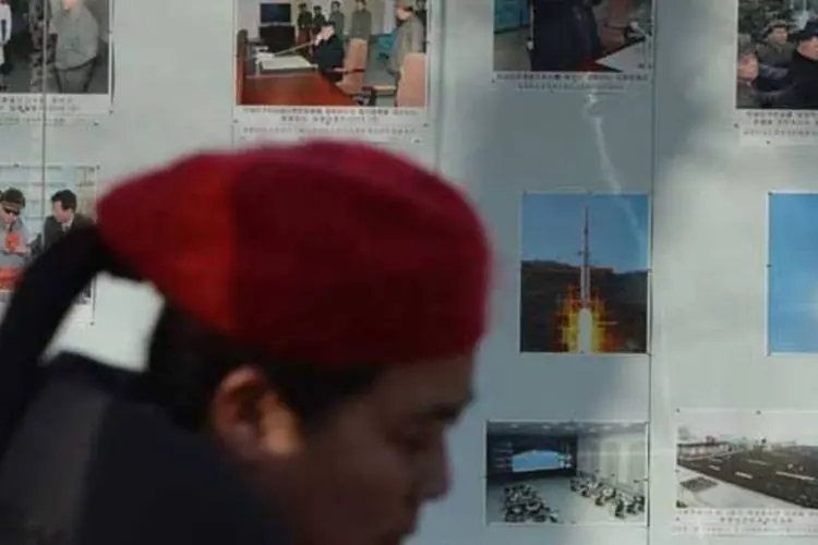 
	Fotografias de lan&ccedil;amentos de foguetes em exposi&ccedil;&atilde;o na embaixada da Coreia do Norte em Pequim
 (AFP/ Mark Ralston)