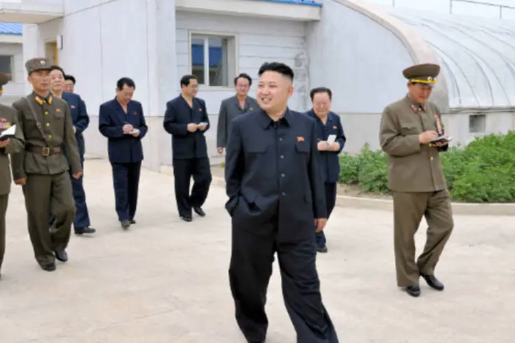 
	Kim Jong-Un (frente): o regime norte-coreano assegurou que est&aacute; aberto a negociar os encontros de fam&iacute;lias separadas pela Guerra da Coreia (1950-53), que n&atilde;o ocorrem desde finais de 2010
 (REUTERS / KCNA)