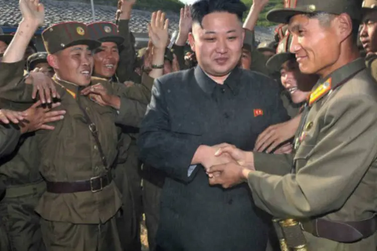 
	O l&iacute;der norte-coreano Kim Jong-Un cumprimenta soldados: pa&iacute;s pode realizar novos testes nucleares
 (AFP/ Kns)