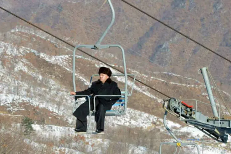 Em Masik Pass, na Coreia do Norte, o líder Kim Jong Un anda de teleférico para chegar até um resort recém-inaugurado no topo da montanha. (31/12/2013) (REUTERS/Yonhap)