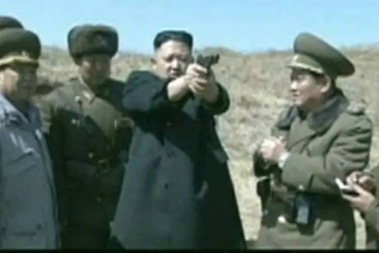  Kim Jong-un: líder norte-coreano sinalou que os inimigos da Coreia do Norte estão se preparando para a guerra, o que exige ainda mais a produção de uma artilharia de qualidade por parte de Pyongyang. (REUTERS/KRT)