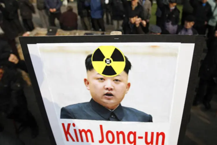
	Cartaz em manifesta&ccedil;&atilde;o contra poss&iacute;vel novo teste nuclear de grupo anti-Coreia do Norte: o pa&iacute;s elevou sua ret&oacute;rica beligerante ap&oacute;s as &uacute;ltimas san&ccedil;&otilde;es do CS das Na&ccedil;&otilde;es Unidas a seu &uacute;ltimo teste nuclear
 (Kim Hong-Ji/Reuters)