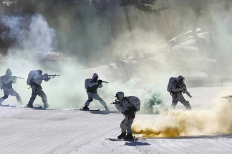 
	Soldados sul-coreanos e norte-americanos participam de exerc&iacute;cio militar: o pa&iacute;s tamb&eacute;m amea&ccedil;ou executar &quot;um ataque nuclear preventivo&quot; contra EUA e Coreia do Sul
 (Lee Jae-Won/Reuters)