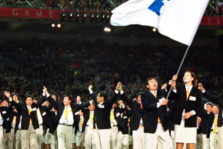 Durante os Jogos Olímpicos de Sydney em 2000, as delegações das duas nações entraram juntas no estádio com uma bandeira que mostrava a unificação da Coreia (Getty Images)