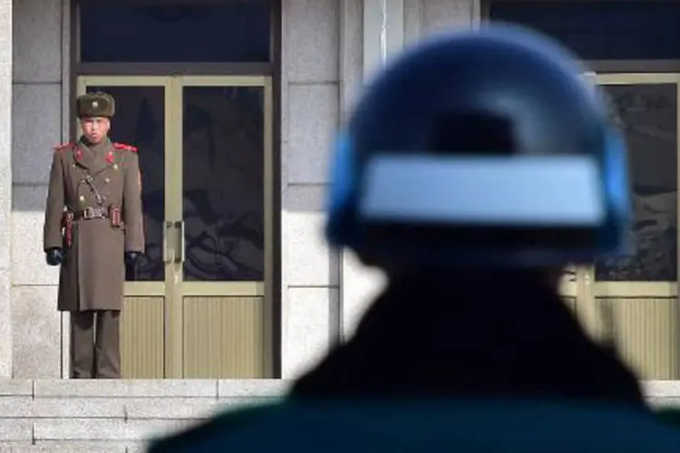 
	Soldado norte-coreano observa sul-coreano: a Coreia do Norte passou a importar o armamento em meados da d&eacute;cada passada
 (Jung Yeon-Je/AFP)
