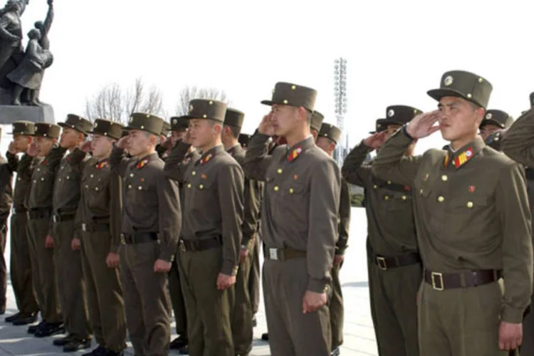 Soldados próximos às estátuas do fundador e de seu filho (Reuters/KCNA)