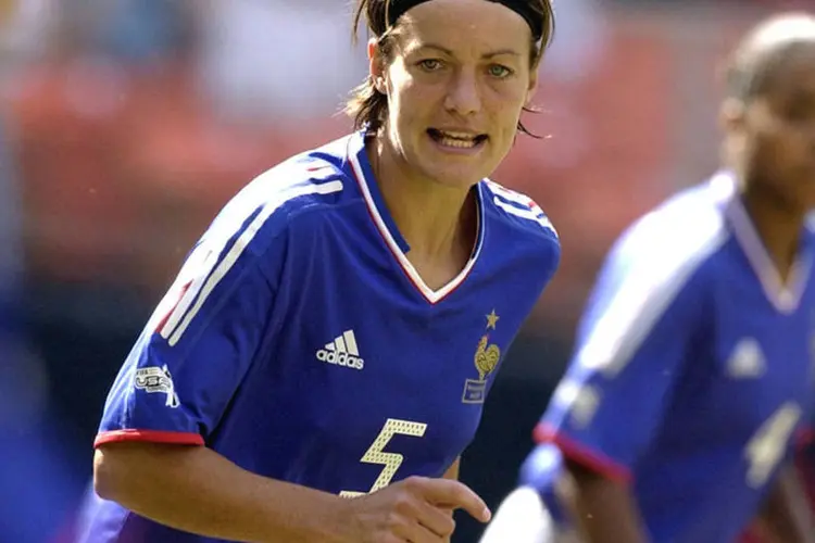 Ex-jogadora Corinne Diacre durante partida com a seleção da França, em setembro de 2007 (A. Messerschmidt/Getty Images)