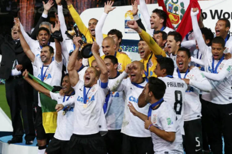 Jogadores do Corinthians comemoram a vitória do Mundial de Clubes, após vencer o Chelsea no Japão  (REUTERS / Toru Hanai)