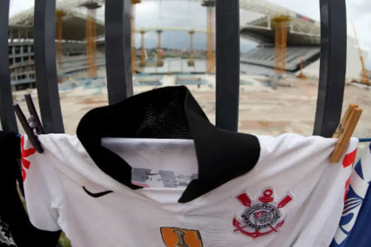 
	Camiseta do Corinthians pendurada em frente a obra do Itaquer&atilde;o
 (Friedemann Vogel/Getty Images)