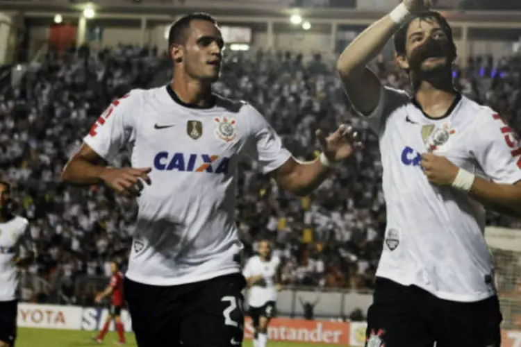 
	Alexandre Pato (D) do Corinthians comemora gol contra o Tijuana do M&eacute;xico durante partida da Copa Libertadores no Est&aacute;dio do Pacaembu, em S&atilde;o Paulo
 (REUTERS / Nacho Doce)