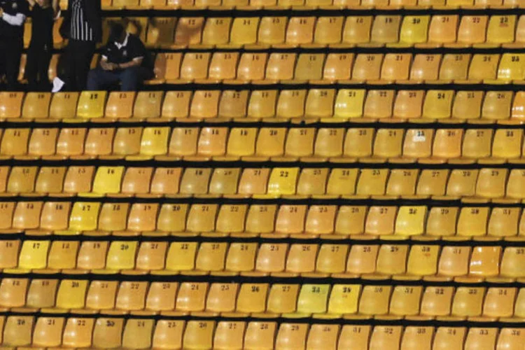 
	Quatro torcedores do Corinthians assistem &agrave; partida do time no Pacaembu pela Libertadores, ap&oacute;s conseguirem liminar na Justi&ccedil;a
 (REUTERS/Paulo Whitaker/Reuters)