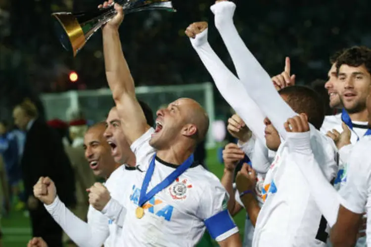 
	Jogadores do Corinthians comemoram vit&oacute;ria do Mundial no Jap&atilde;o
 (Toru Hanai, Reuters)