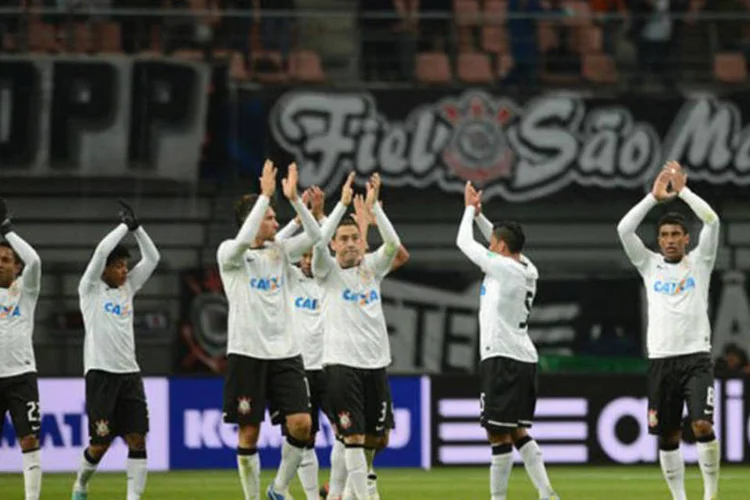 Jogadores do Corinthians cumprimentam a torcida na semifinal do Mundial de clubes em Toyota: se vencer no domingo, o time conquistará o segundo título mundial de sua história
 (Toru Yamanaka/AFP)