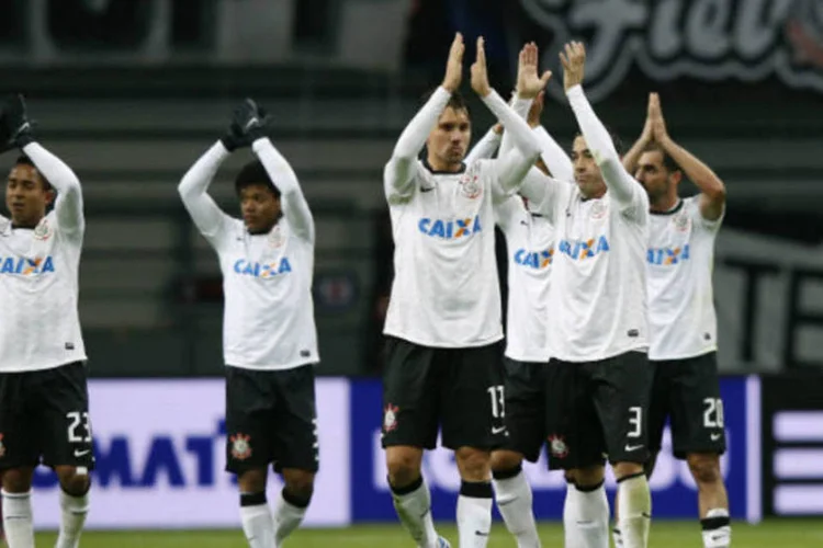 Jogadores do Corinthians comemoram sua vitória sobre o Al-Ahly durante o Mundial de Clubes no Japão (REUTERS / Toru Hanai)
