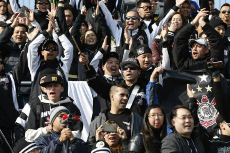 
	Torcedores do Corinthians acompanham treinamento da equipe para o Mundial de Clubes no Jap&atilde;o
 (REUTERS / Toru Hanai)