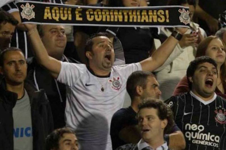 Milhares de 'fiéis' se despedem do Corinthians em aeroporto