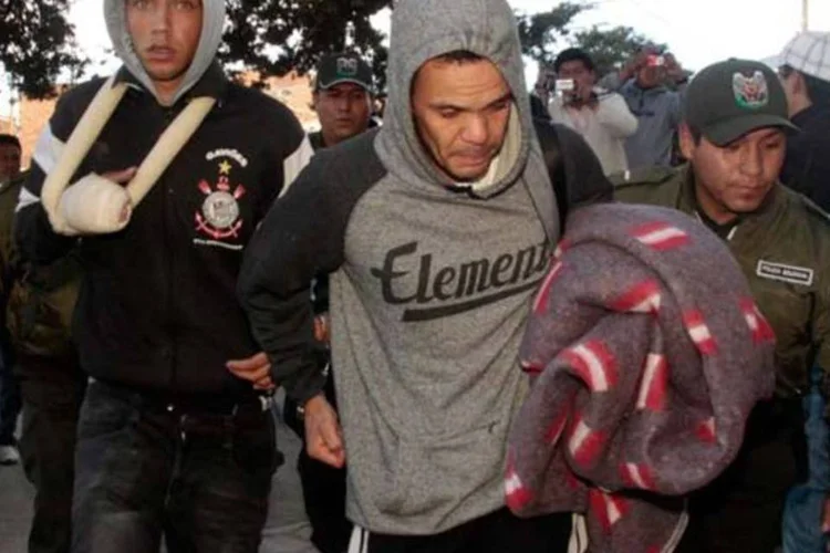 
	Corintianos detidos s&atilde;o levados para pris&atilde;o em Oruro: Tiago Ferreira&nbsp;&eacute; um dos 12 corintianos que no ano passado ficaram presos mais de cem dias na Bol&iacute;via
 (Reuters)