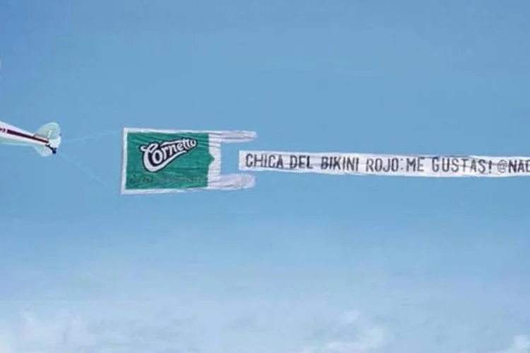 Ação da Cornetto na Espanha: as mensagens mais retuitadas eram pintadas em faixas levadas pelos aviões e trocadas a cada 15 minutos (Divulgação)