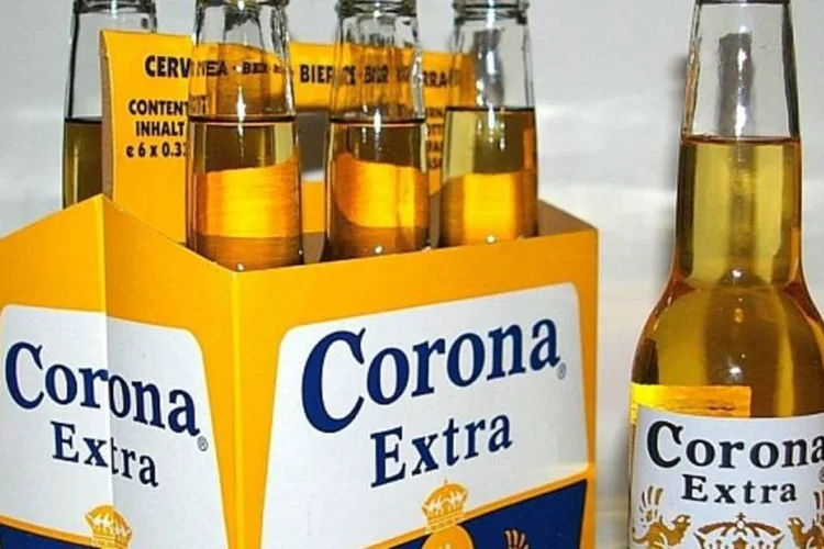A InBev é dona de 50% da controladora da marca Corona, mas não possui direito de voto na empresa (N-Lange.de/Wikimedia Commons)